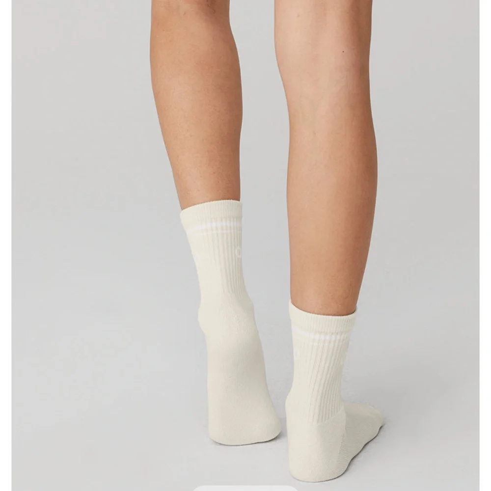 ALO Yoga Men's Casual Cream Socks - Picture 2 of 3